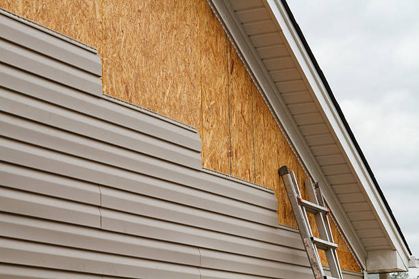 Professional Vinyl Siding technician working in Woodinville, WA